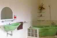 Toilet Kamar Penthouse & Villa Trixy