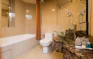 Toilet Kamar 6 New Town Resort Suites at Pyramid Tower