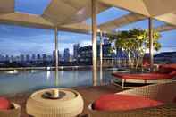 สระว่ายน้ำ Morrissey Hotel Residences