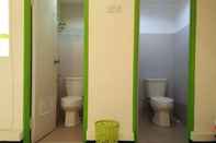 Toilet Kamar Tya Backpackers