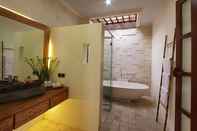 Phòng tắm bên trong Anya Villa