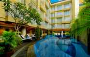 สระว่ายน้ำ 3 Bedrock Hotel Kuta Bali 