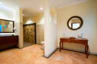 In-room Bathroom Villa Kamar Madu		