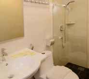In-room Bathroom 2 Hotel Nusa CT by Holmes Hotel