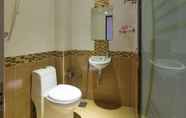 Toilet Kamar 7 Super OYO 998 Queen City Hotel