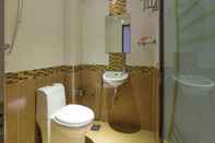 Toilet Kamar Super OYO 998 Queen City Hotel