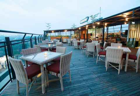 Bar, Cafe and Lounge Yellow Star Ambarukmo Hotel