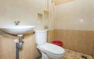 In-room Bathroom 6 Fortuna Guest House Balikpapan