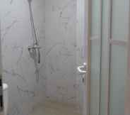 In-room Bathroom 6 Hotel Pelangi Lampung