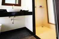 Toilet Kamar Two Villas Holiday Oriental Style Naiharn Beach