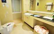 Toilet Kamar 7 The Beach Boutique House (SHA Plus+)