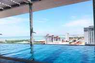 สระว่ายน้ำ The Straits Hotel & Suites