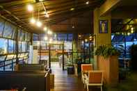 Quầy bar, cafe và phòng lounge Yellow Star Gejayan Hotel