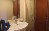 Toilet Kamar 5 Nichakarn Massage & House