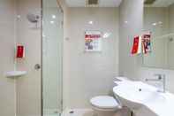 In-room Bathroom Red Planet Phuket Patong (SHA Extra Plus+)