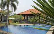 Kolam Renang 7 Prabhu Suites