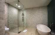 In-room Bathroom 7 Villa Aquila