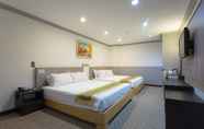 Kamar Tidur 4 Hallmark Hotel Leisure