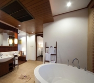 In-room Bathroom 6 The Sarann