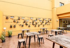 Lobby 6 Yellow Bee Tangerang