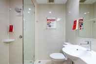 In-room Bathroom Red Planet Bangkok Asoke (SHA Extra Plus+)