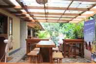 Bar, Cafe and Lounge Red Island Jessi's Beach House