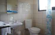 ห้องน้ำภายในห้อง 5 Wijaya Guest House Ubud