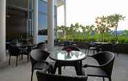 Quầy bar, cafe và phòng lounge 5 Premier Place Surabaya Airport