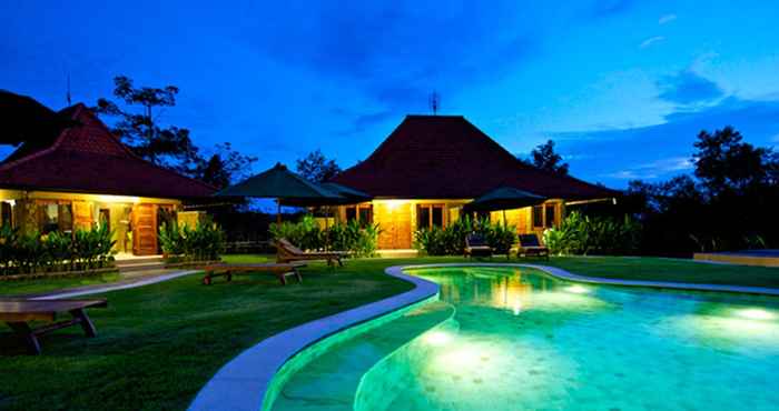 Kolam Renang Three Monkeys Villa