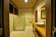 In-room Bathroom Three Monkeys Villa