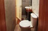 ห้องน้ำภายในห้อง 3 Rose Inn Pangandaran