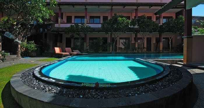 สระว่ายน้ำ Pesona Beach Inn Hotel