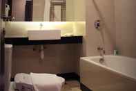 Phòng tắm bên trong Biz Hotel Batam
