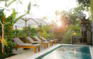Swimming Pool 7 Pesantian Villa and Warung