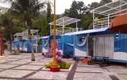 Kolam Renang 2 D'Cabin Hotel Container