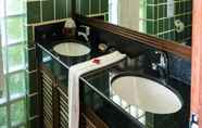 Toilet Kamar 5 Monsoon Beach Villas