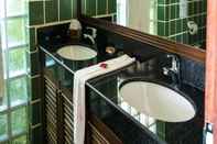 Toilet Kamar Monsoon Beach Villas