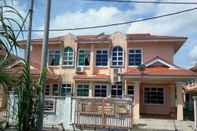 ภายนอกอาคาร Homestay Villa D'Doa Maju - Batu Burok