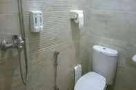 In-room Bathroom Baltis Inn Guest House Semarang Tembalang