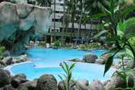 สระว่ายน้ำ Condominium Danau Toba Hotel