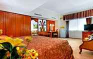 Kamar Tidur 2 Hotel Madani Syariah Medan