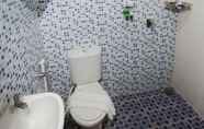 Toilet Kamar 3 Rivisha Hotel