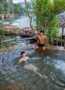 SWIMMING_POOL หินตกริเวอร์เเคมป์ กาญจนบุรี (มาตรฐานความสะอาด SHA)