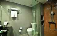 Toilet Kamar 7 Fenix Beach Resort Samui by Compass Hospitality