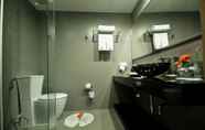 Toilet Kamar 2 Fenix Beach Resort Samui by Compass Hospitality