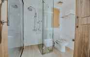 Toilet Kamar 6 Days Inn by Wyndham Aonang Krabi