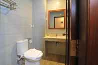 Toilet Kamar Amaya Suites Hotel