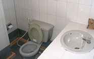 Toilet Kamar 7 Sand Inn Hotel