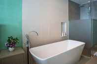 Toilet Kamar Crest Resort & Pool Villas