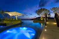Kolam Renang Crest Resort & Pool Villas